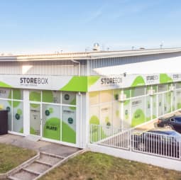 Eine Storebox als freistehendes Objekt von außen